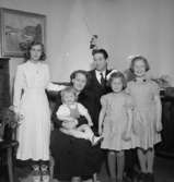 Rumsinteriör, familjegrupp sex personer.Uno Rydberg