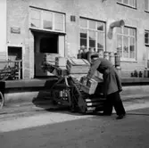 Vretstorpsverken, transportband, en man, fabriksbyggnad.