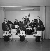 Söderlunds orkester, sex män med musikinstrument.