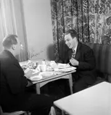 Konsum, restaurang Gyllingen, interiör från matsalen, två män.