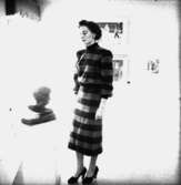 Rumsinteriör, en kvinna.Bertil Sehlin (beställare).