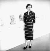 Rumsinteriör, en kvinna.Bertil Sehlin (beställare).