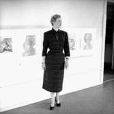 Rumsinteriör, en kvinna.Bertil Sehlin (beställare).