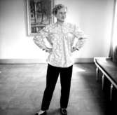 Rumsinteriör, en kvinna.Bertil Sehlin (beställare).