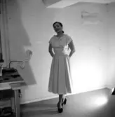 En kvinna.
KIäderna kommer från Granlunds Konfektion.