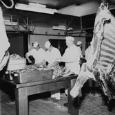 Konsum, charkuteriavdelningen, styckning av kött, fem män.