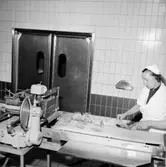 Konsum, charkuteriavdelningen, interiör, en kvinna.