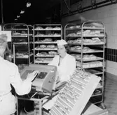 Konsum, charkuteriavdelningen, interiör, köttpackning, två kvinnor.