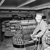 Konsum, affärsinteriör, kunder och personal.
Invigning efter ombyggnad.