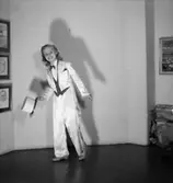 Underhållning, en flicka.
Elvi Edenberg