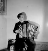 En man med musikinstrument (dragspel).
Erik Seved Elis Granath, f. Larsson, Örebro (1913-1978).