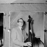 Whispering Band, en man med musikinstrument.