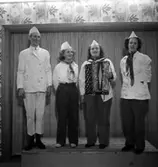 Konsums restaurang, interiör, personalfest, underhållning, fyra personer.