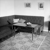 Wassbergs Möbler, affärsinteriör, bord och soffa.