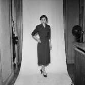 Rumsinteriör, en kvinna.Bertil Sehlin (beställare).