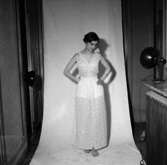 Rumsinteriör, en kvinna.Bertil Sehlin (beställare).