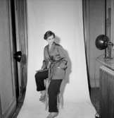 Rumsinteriör, en kvinna.Bertil Sehlin (beställare).