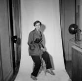 Rumsinteriör, en kvinna.Bertil Sehlin (beställare).