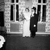 Rumsinteriör, två utklädda personer, möhippa.
Fru Pettersson