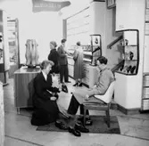 Oscaria, affärsinteriör, skoprovning, fem personer.