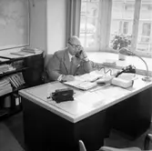 Skandia försäkringar, kontorsinteriör, en man.