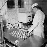 Konsum bageriet, interiör, en man.