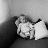 Rumsinteriör, en baby.