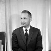 En man, bröstbild.
 Bengt Blomkvist, kamrer på Sedells Reklam.
TG 1 (Tillfällig gäst) i Ornitologiska Klubben Örebro.