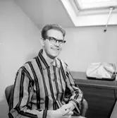 Interiör, en man i pyjamas.
Sedell Reklam.
Rolf Sedell, företagets chef.