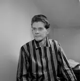 Interiör, en man i pyjamas.
Sedell Reklam.