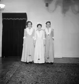 Rumsinteriör, maskerad, tre utklädda personer.