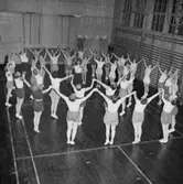 Kvällsgymnastik i Vasaskolans gymnastiksal.
Björkman