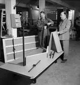 Konsums snickeriverkstad, interiör, tre män.
Beställare: Viberg.