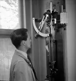 Lindmark & Nilssons metrevsfabrik, interiör, en man.