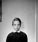 En flicka, bröstbild.Kerstin Ek