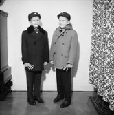 Två pojkar.
Kläder från Ingmars.