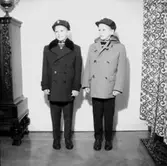 Två pojkar.
Kläder från Ingmars.