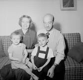 Rumsinteriör, familjegrupp fyra personer.
Rune Eriksson