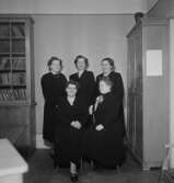 Interiör, damgrupp fem kvinnor.Svenska Örns