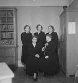 Interiör, damgrupp fem kvinnor.Svenska Örns