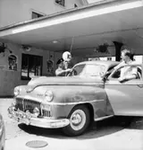 IC, besinstation, bilservice, garage.
Personbil, två män.