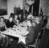 Rumsinteriör, grupp vid bordet.
Lisa Alvbrants 50-årsdag.