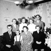 Rumsinteriör, släktgrupp 8 personer, högtid.
Stålberg-Larsson.