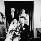 Rumsinteriör, bröllop, grupp fyra personer.Anita