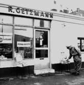 R. Getzmann bensinstation, exteriör, en man.