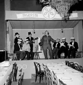 Stora Hotellet, interiör, grupp åtta män på scenen. Fagersta Forum.