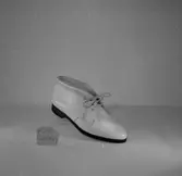 En sko - känga.
Oscaria Skofabrik.