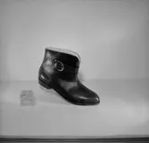 En sko - känga.
Oscaria Skofabrik.