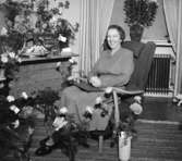 Rumsinteriör, en kvinna.
Fru Göransson på 50-årsdagen.