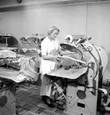 Konsums herrtvätt, interiör, en kvinna.